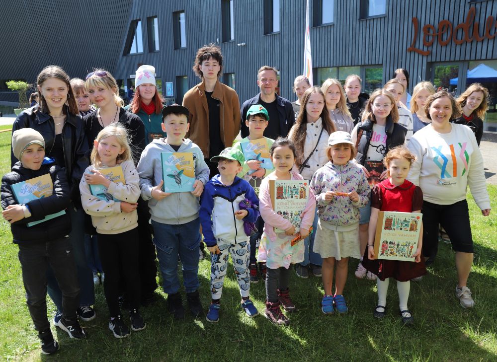 Suured ja väikesed lugemissõbrad ühispildil